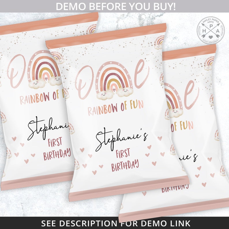 Pu&ograve; includere: Buste di patatine fritte rosa e bianche con un arcobaleno, nuvole e la parola "Uno" stampata su di esse. I testi "Rainbow of Fun" e "Stephanie's First Birthday" sono anche stampati sulle buste.