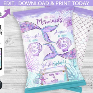 Pode incluir: Saco de batatas fritas roxo e azul com um design de cauda de sereia. O saco diz "Nossas pequenas sereias" e tem os nomes "Samantha" e "Amanda" com as idades "3" e "5". O saco também diz "Splish! Splash!" e "Obrigado por vir".