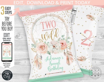 Può includere: Un design di sacchetto per patatine stampabile per una festa di compleanno di 2 anni. Il design presenta un acchiappasogni rosa e oro con le parole "Two Wild" e un arrangiamento floreale. Il sacchetto è decorato con glitter dorato e il testo "Adriana's Second Birthday".