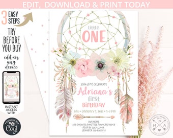 Puede incluir: Una invitación imprimible rosa y blanca para un primer cumpleaños. La invitación presenta un atrapasueños con plumas y flores. El texto de la invitación dice "Little One" y "Adriana's First Birthday".