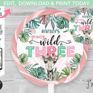Peut inclure: Une sucette rose et blanche sur le thème de la jungle. La sucette représente une girafe, des feuilles vertes et le texte "Harley's Young Wild & Three". La sucette mesure 7,6 cm sur 7,6 cm.