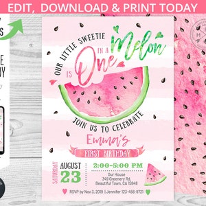 Puede incluir: Invitación a una fiesta de primer cumpleaños con temática de sandía rosa y verde con el texto "Our Little Sweetie is One in a Melon" y "Emma's First Birthday". La invitación incluye la fecha, la hora y la ubicación de la fiesta.