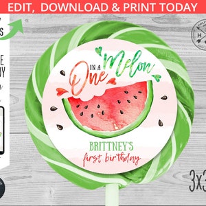Peut inclure: Une sucette en forme de sucette en forme de past&egrave;que verte et blanche avec le texte "One in a Melon" et "Brittney's first birthday".