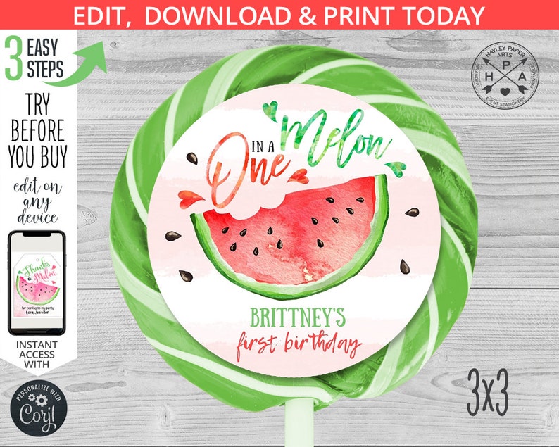Peut inclure: Une sucette en forme de sucette en forme de past&egrave;que verte et blanche avec le texte "One in a Melon" et "Brittney's first birthday".