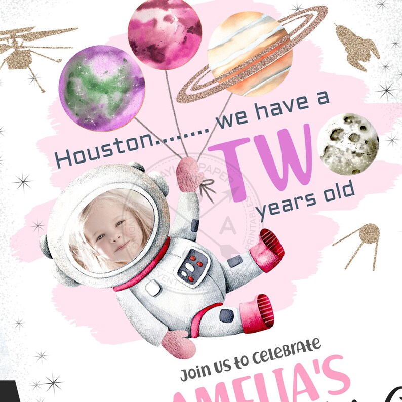 Puede incluir: Una invitaci&oacute;n de cumplea&ntilde;os de astronauta rosa y blanca con un espacio para una foto. La invitaci&oacute;n presenta un astronauta de dibujos animados sosteniendo globos con forma de planetas y estrellas. El texto de la invitaci&oacute;n dice "Houston... we have a TWO years old. Join us to celebrate Amelia's Birthday".
