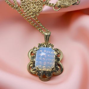 Vintage Opalescent Glass Necklace: Gold-Tone Floral Pendant, 18&quot; Chain
