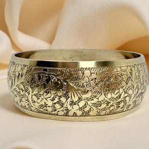 Vintage 1980er Jahre Breites Floral Graviertes Messing Armreif Armband, 2,7 &quot;Durchmesser, 1&quot;Breit, Boho Statement, stapelbar, nachhaltiger Trend