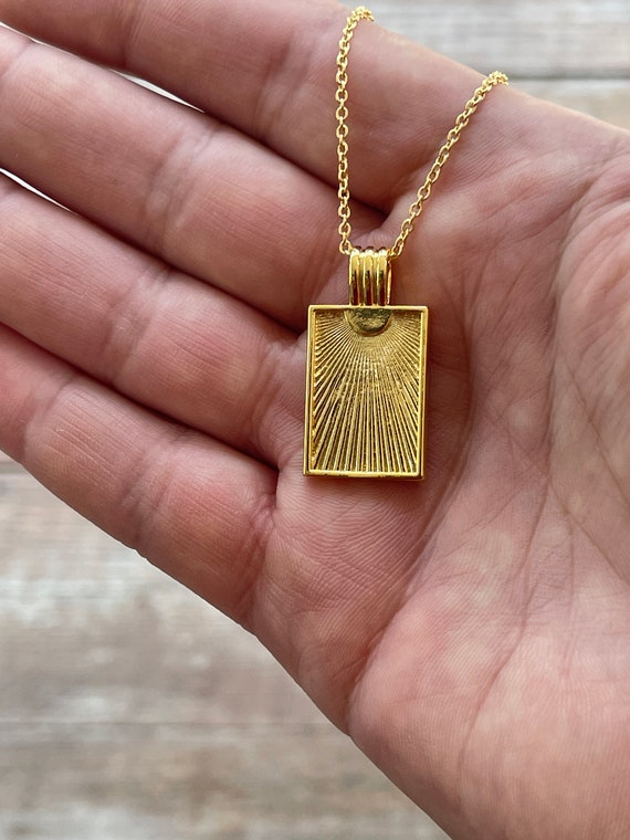 Fluted Sun Medallion Rectangle Pendant Chain Necklace 18K Gold Plated Rectangular Pendant Celestial Charm Necklace Sunbeam Layering Etsy