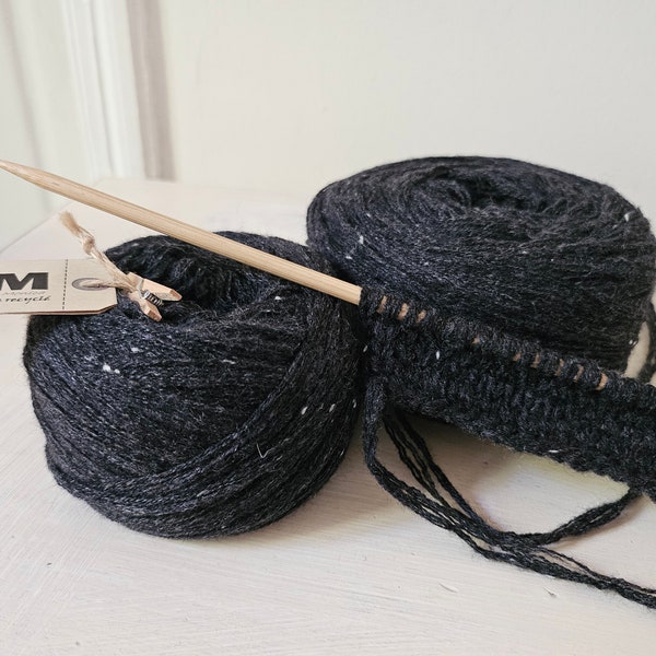 Ball of 100% cashmere wool anthracite gray Donegal tweed