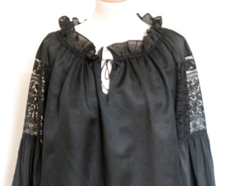 Blouse bohème chic en satin noir et dentelles de Calais anciennes