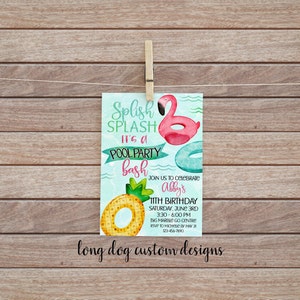 Peut inclure: Une invitation à une fête de piscine avec un fond aquarelle représentant des flotteurs de piscine en forme de flamant rose et d'ananas. Le texte indique "Splish Splash It's a Pool Party Bash" et comprend les détails de la fête d'anniversaire d'Abby pour ses 11 ans.