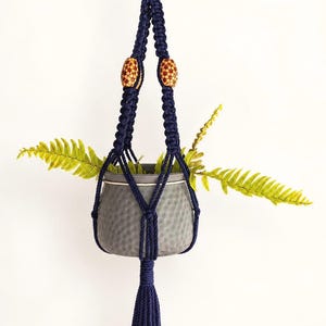 Colgador de macramé azul marino con cuentas decorativas / Macetero colgante de cuerda de algodón hecho a mano / Soporte para plantas de interior estilo bohemio / Regalo de inauguración de casa