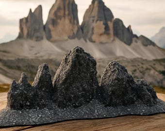 Modelo 3D de Tres Picos: miniatura de los Dolomitas de PLA con aspecto de piedra, un recuerdo del Tirol del Sur.