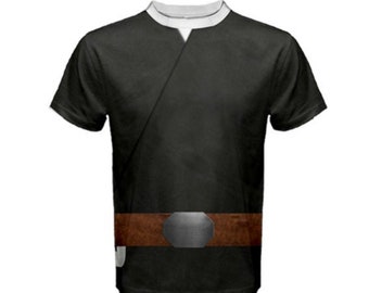 Puede incluir: Camiseta negra de manga corta con cinturón marrón y hebilla plateada. La camiseta tiene un cuello blanco.