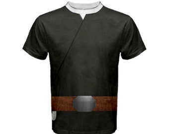 Puede incluir: Camiseta negra de manga corta con cinturón marrón y hebilla plateada. La camiseta tiene un cuello blanco.
