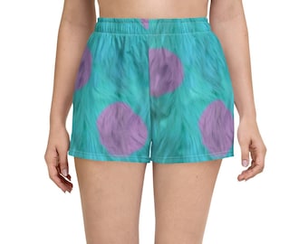 Puede incluir: Un par de pantalones cortos deportivos azules con un patrón peludo morado y azul. Los pantalones cortos tienen una cintura elástica y un cordón.