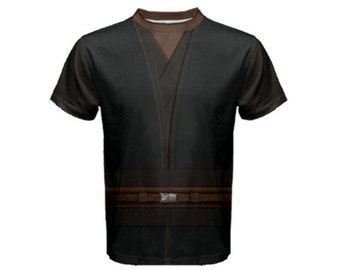 Puede incluir: Camiseta negra con cuello marrón y un diseño que se asemeja a una túnica oscura. La camiseta presenta un cinturón marrón con hebilla plateada. Las mangas son cortas y negras.