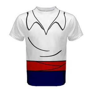 Puede incluir: Camiseta blanca con un contorno negro de una camisa y una faja roja y azul.