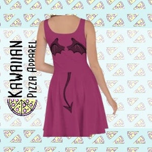 Puede incluir: Un vestido magenta sin mangas con una cola y alas de diablo negras impresas en la espalda.