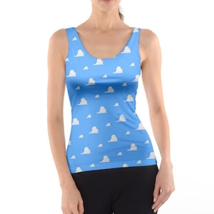 Puede incluir: Una camiseta sin mangas azul con un patrón repetido de nubes blancas. La camiseta sin mangas tiene un cuello redondo y está hecha de una tela suave. El diseño recuerda a un cielo de dibujos animados.