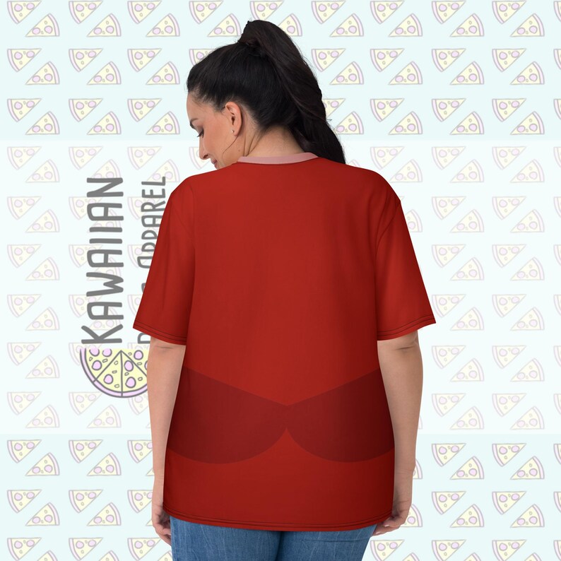 Puede incluir: Camiseta roja con un dise&ntilde;o rojo oscuro en la parte delantera. La camiseta tiene mangas cortas y cuello redondo. Las palabras "KAWAIIAN APPAREL" est&aacute;n impresas verticalmente en el lado izquierdo de la camiseta. El fondo es azul claro con patrones de rebanadas de pizza.