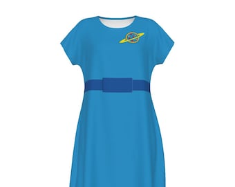 Puede incluir: Un vestido azul claro con mangas cortas y un cinturón azul oscuro. Un logotipo de planeta amarillo y azul está en la parte superior izquierda del pecho. El vestido tiene cuello redondo y falda acampanada.