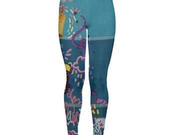 Könnte beinhalten: Blaue Leggings mit einem bunten Kritzel-Design mit Wolken, Sternen und den Worten "Love is Love".