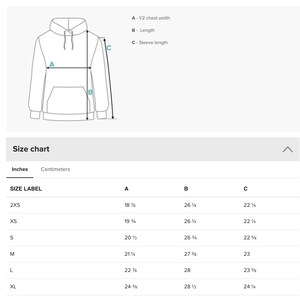 Puede incluir: Tabla de tallas para una sudadera con capucha unisex en varios tama&ntilde;os, desde 2XS hasta 6XL. La tabla muestra las medidas en pulgadas para la mitad del ancho del pecho, la longitud y la longitud de la manga.