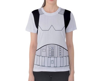Puede incluir: Camiseta blanca con un diseño en blanco y negro de una armadura de Stormtrooper.