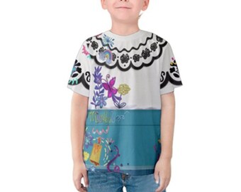 Könnte beinhalten: Weißes T-Shirt mit einem blauen und weißen Blumendesign. Das Shirt hat einen schwarzen Spitzenkragen und den Text "Muertos" auf der Vorderseite.