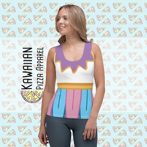 Puede incluir: Camiseta sin mangas con la parte superior blanca, cuello morado con ribete dorado y parte inferior colorida. La sección inferior presenta rayas verticales en azul, rosa y dorado. El texto "KAWAIAN PIZZA APPAREL" está impreso en el lado izquierdo.