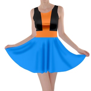 Puede incluir: Un vestido sin mangas azul, naranja y negro con falda acampanada.