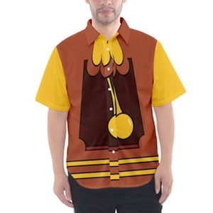 Könnte beinhalten: Kurzärmeliges Button-Down-Hemd mit einem Uhr-Design. Das Hemd hat eine braune Vorderseite mit einem Zifferblatt-Design, gelbe Ärmel und einen braunen Kragen. Das Uhr-Design umfasst ein gelbes Pendel und ein braunes Uhrgehäuse.