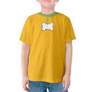 Puede incluir: Una camiseta amarilla de manga corta con cuello verde y una etiqueta blanca en forma de hueso colgando del cuello.