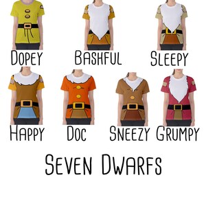 Puede incluir: Siete camisetas con los Siete Enanitos de Blancanieves. Cada camiseta tiene un diseño diferente, que representa a Dopey, Bashful, Sleepy, Happy, Doc, Sneezy y Grumpy. El texto "SEVEN DWARFS" está escrito debajo.