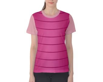 Pode incluir: Uma camiseta listrada rosa e branca com mangas curtas. A camiseta tem um padrão listrado rosa e branco na frente e uma cor rosa sólida nas mangas e nas costas.