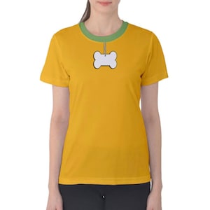 Puede incluir: Una camiseta amarilla de manga corta con cuello verde y una etiqueta blanca en forma de hueso colgando del cuello.