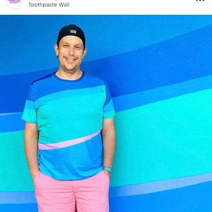 Op tandpastamuur geïnspireerd herenshirt met korte mouwen