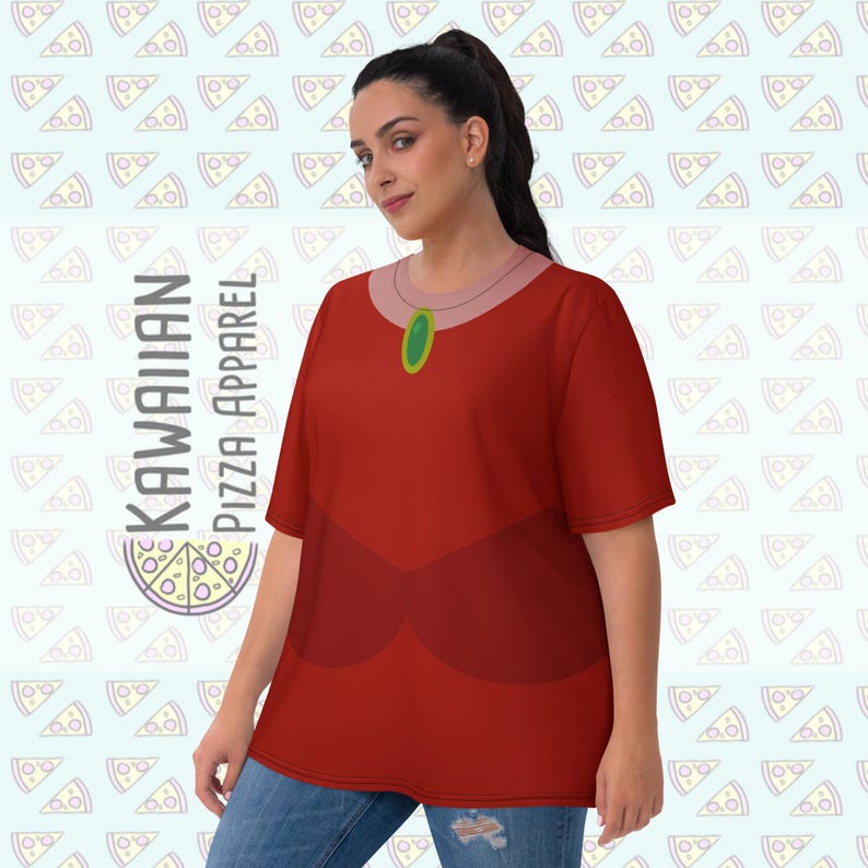 Puede incluir: Camiseta roja con un dise&ntilde;o que se asemeja a un atuendo de personaje, con un cuello rosa y un colgante verde. La camiseta tiene un dise&ntilde;o de corpi&ntilde;o rojo oscuro. El texto "KAWAIIAN PIZZA APPAREL" est&aacute; impreso en el lado izquierdo.