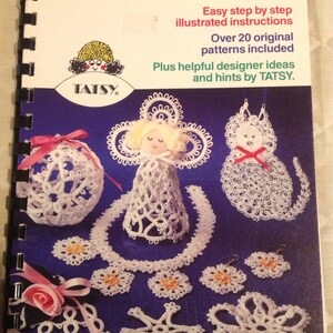 Puede incluir: Un libro titulado "TATTING" con instrucciones ilustradas fáciles paso a paso. Incluye más de 20 patrones originales e ideas de diseño útiles y consejos de TATSY. El libro presenta una variedad de diseños de encaje de bolillos blancos, incluyendo un ángel, un gato, un copo de nieve y una flor.