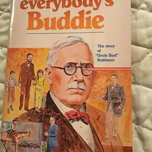 Puede incluir: Una portada de libro con el título "everybody's Buddie" de Ruby Robinson Wise. La portada presenta un retrato de un hombre con gafas y una pajarita, y varias ilustraciones de niños.