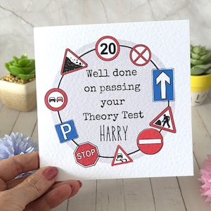 Könnte beinhalten: Eine quadratische Grußkarte mit einer kreisförmigen Anordnung verschiedener bunter Verkehrsschilder, die den schwarz gedruckten Text umgeben: Well done on passing your Theory Test HARRY. Das Design enthält Symbole für Geschwindigkeitsbegrenzungen.