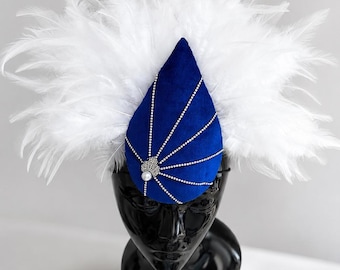 Tocado de plumas de terciopelo azul con cristales, alternativa artesanal al sombrero tipo pastillero de novia, tocado de alta costura personalizado para bodas, sombrero de gala llamativo.
