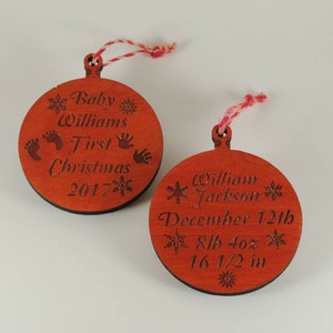 Personalisierter Christbaumschmuck - Geschnittenes und graviertes Kirschholz