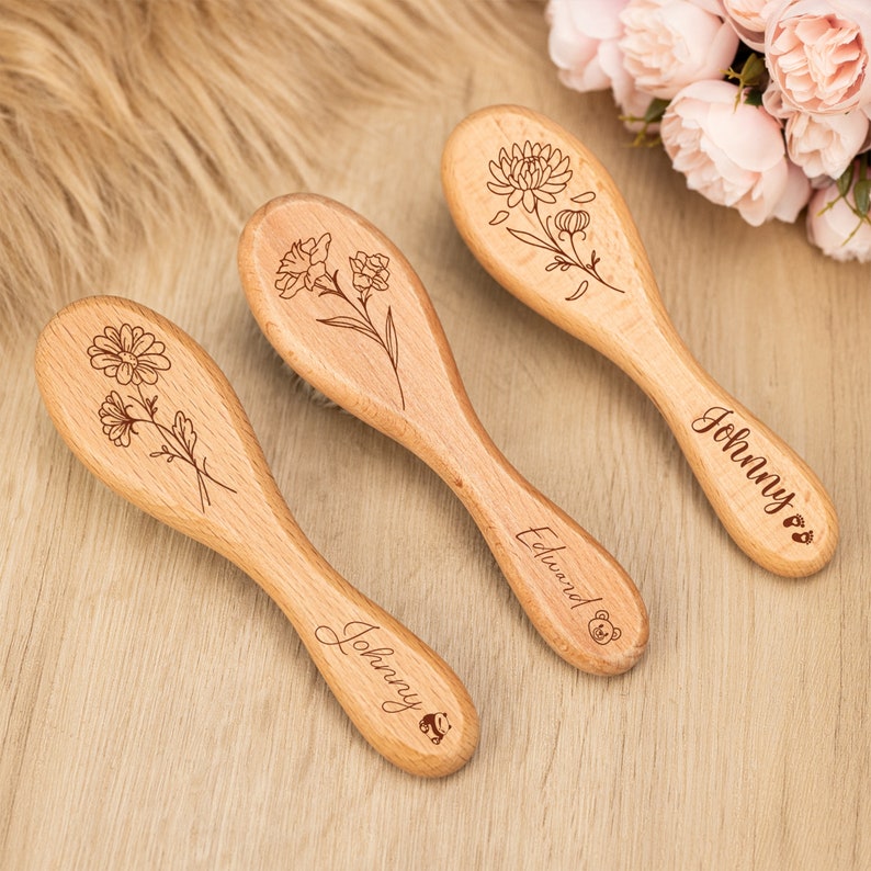 Brosse en bois personnalisée, brosse bébé fleur de naissance personnalisée, cadeau baby shower, brosse à cheveux bébé, cadeau nouveau-né, faire-part de naissance personnalisé image 3