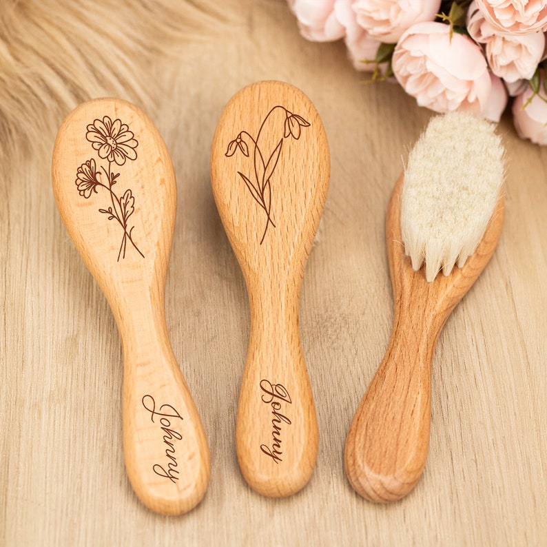 Brosse en bois personnalisée, brosse bébé fleur de naissance personnalisée, cadeau baby shower, brosse à cheveux bébé, cadeau nouveau-né, faire-part de naissance personnalisé image 4