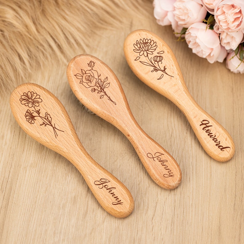 Brosse en bois personnalisée, brosse bébé fleur de naissance personnalisée, cadeau baby shower, brosse à cheveux bébé, cadeau nouveau-né, faire-part de naissance personnalisé image 2