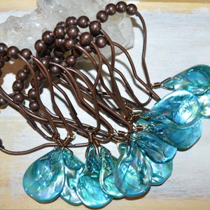 Crochets de rideau de douche en forme de coquillage, bleu aqua brillant irisé, coquillage en forme de larme enveloppé de fil bronze ou argent, chalet de plage en bord de mer