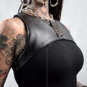 Haut ajustable style harnais en cuir végétalien // Noir // Clous // Taille unique // Unisexe // Goth Tech Future //
