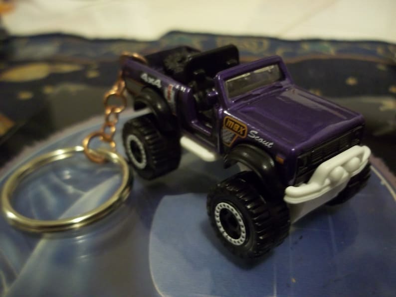 custom made keychain 1976 international scout 4x4 suv-truck,purple pearl wwhite rims on black mags-hand made chain-jumprings-mint